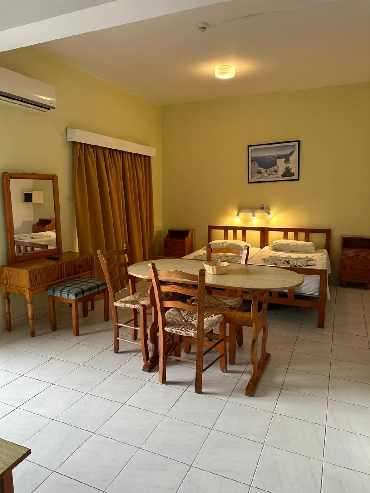 Island Budget Apartments Paphos Exterior photo
