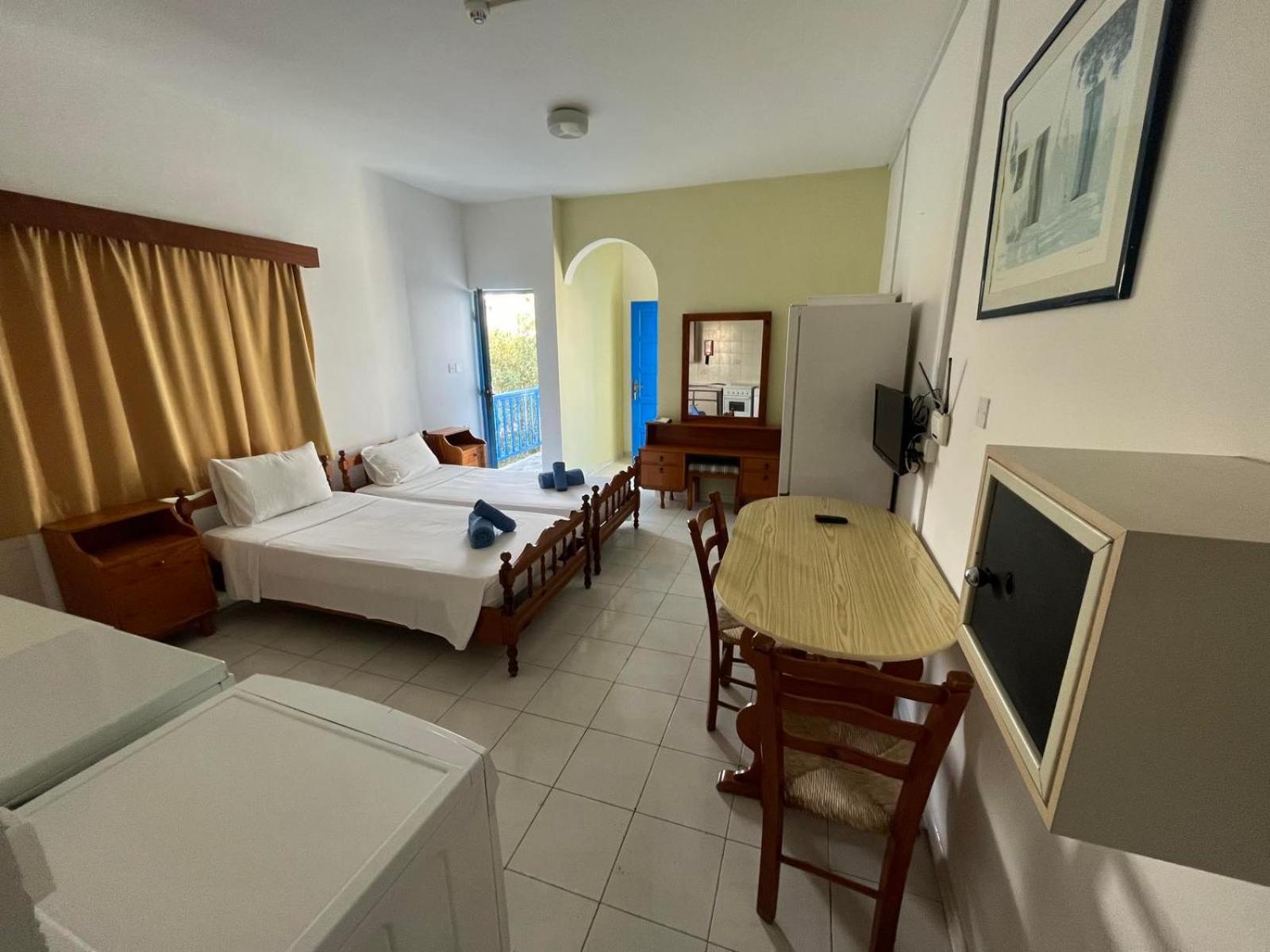 Island Budget Apartments Paphos Exterior photo